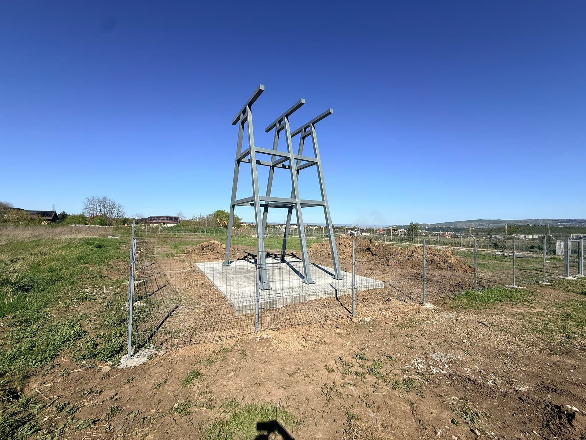 Structura clopotniței și primul clopot așezat