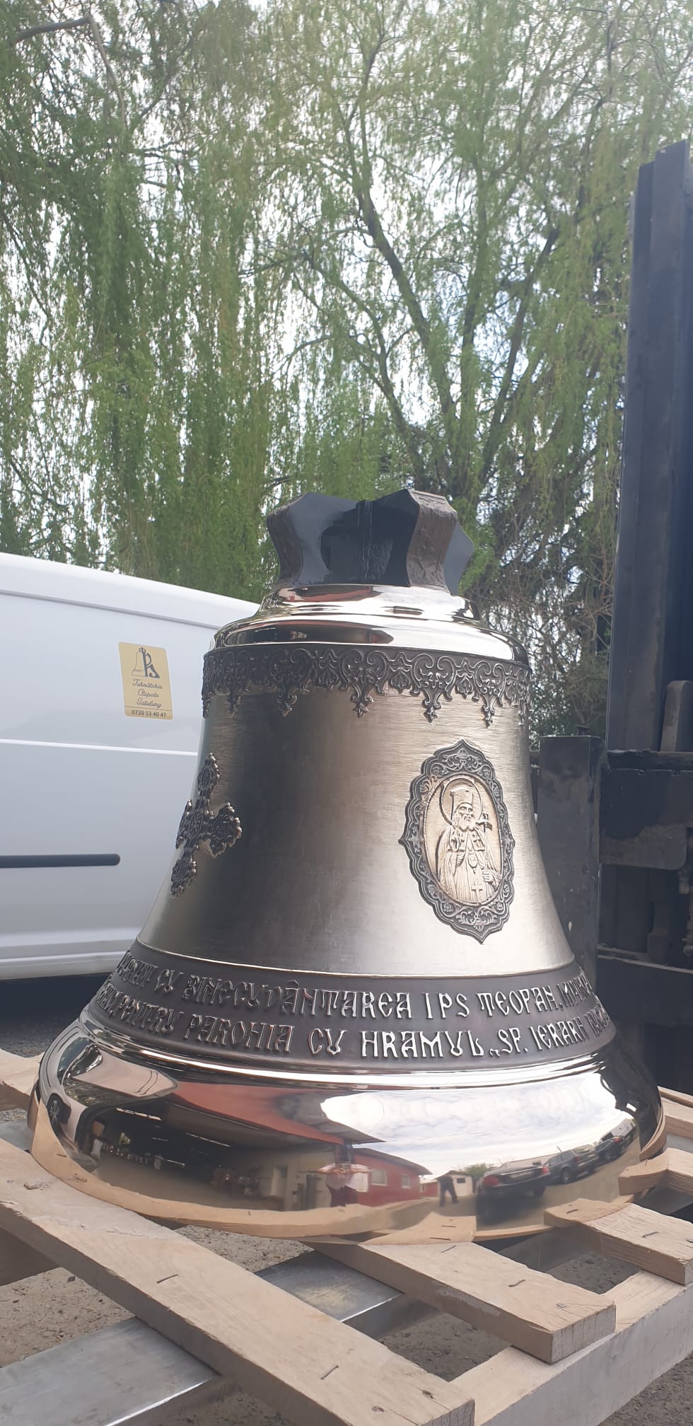 Clopotul parohiei — vedere frontală