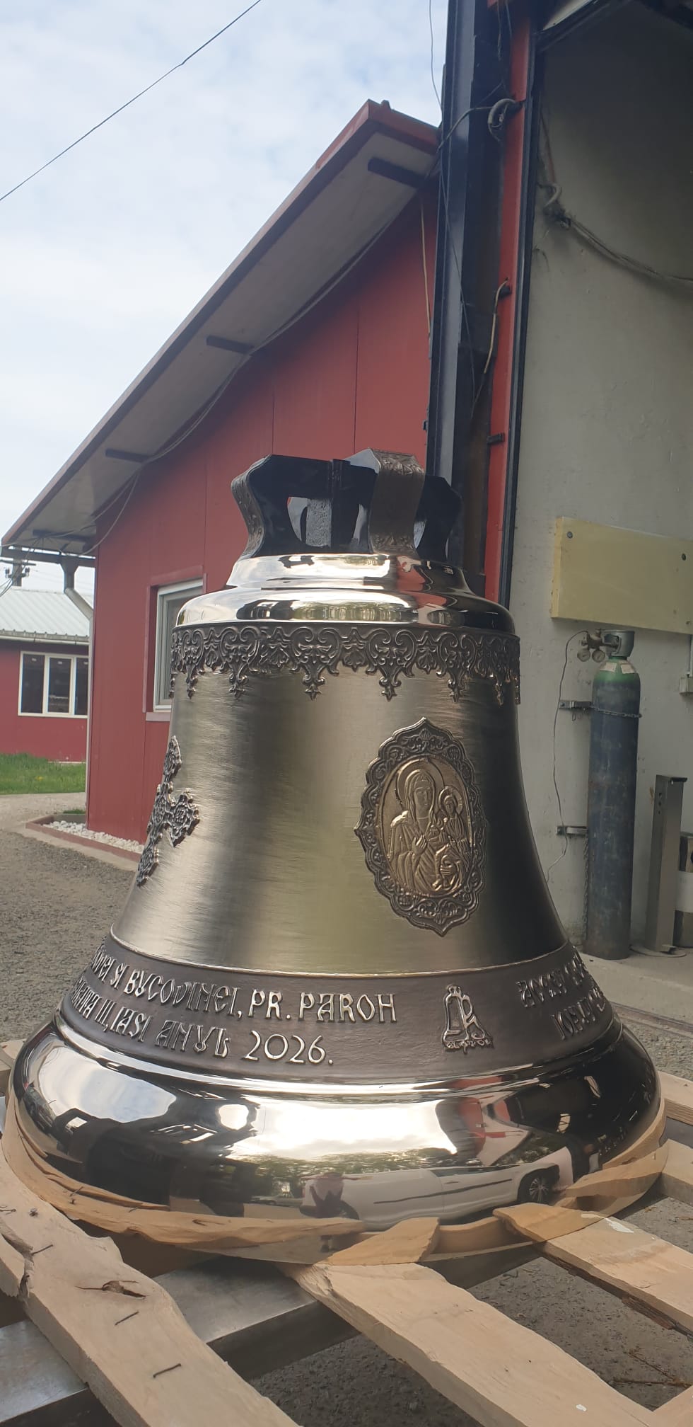 Clopotul parohiei — vedere laterală