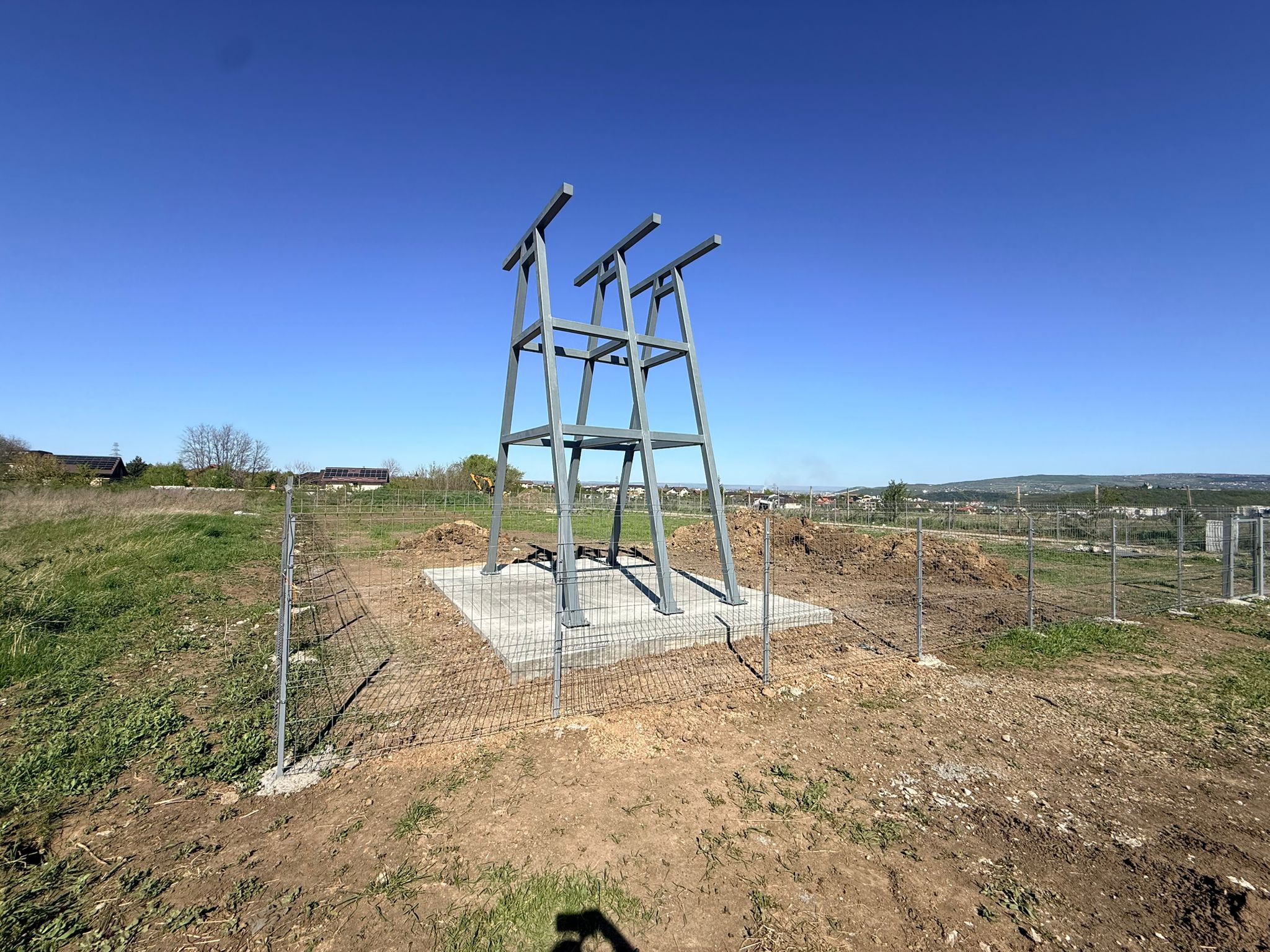 Ridicarea structurii metalice a clopotniței
