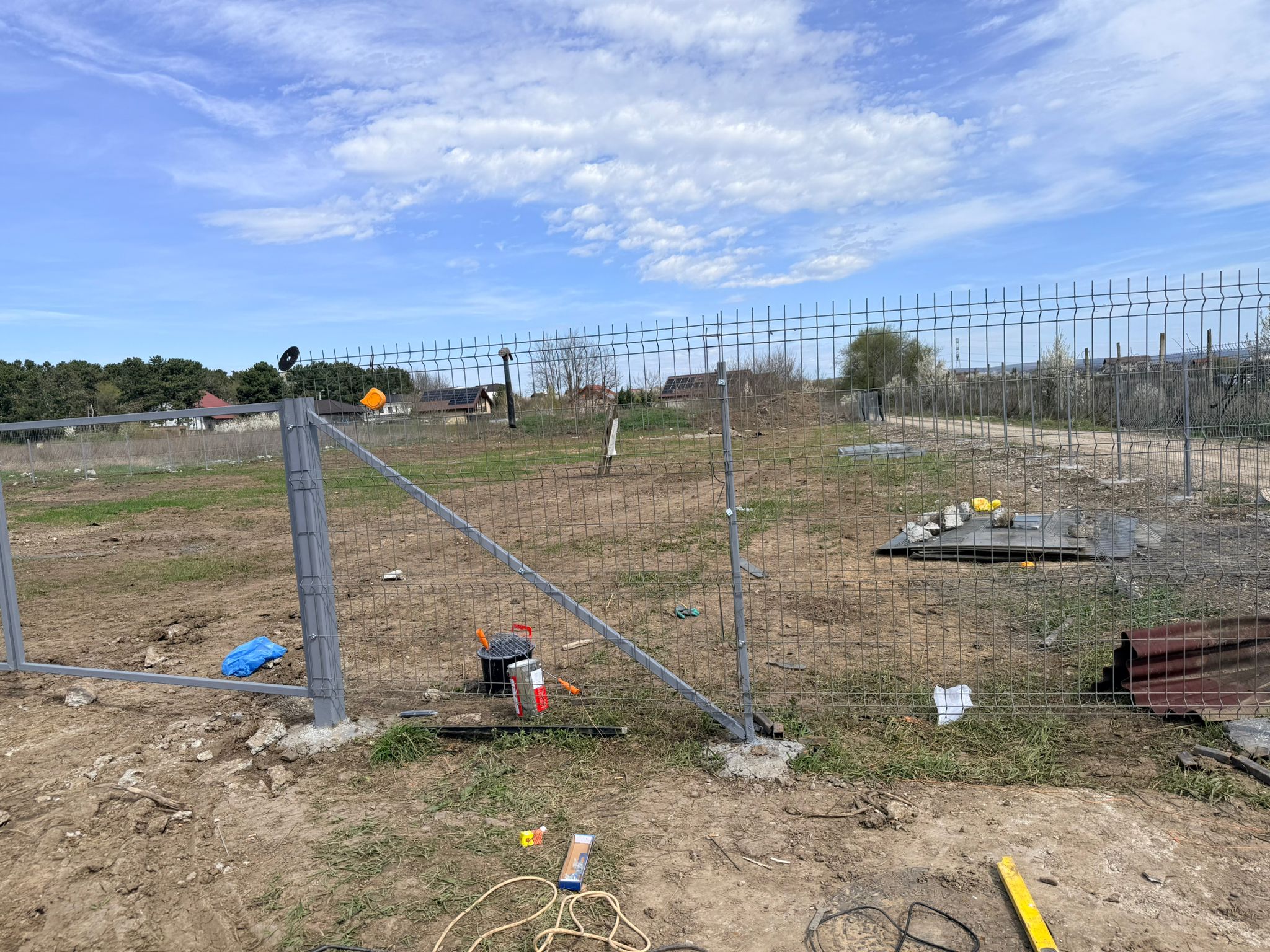 Terenul îngrădit — vedere de ansamblu