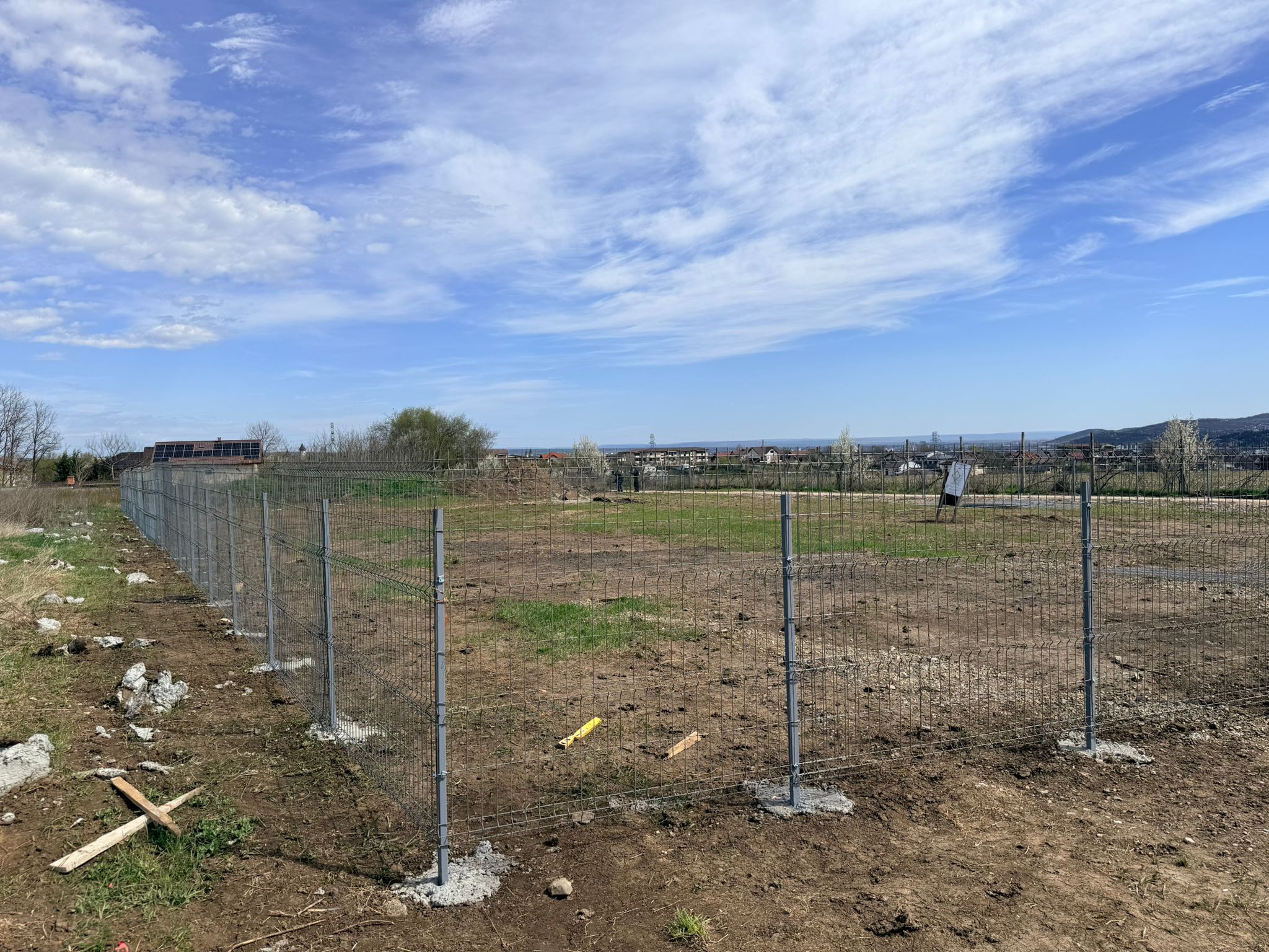 Terenul îngrădit — zona de intrare